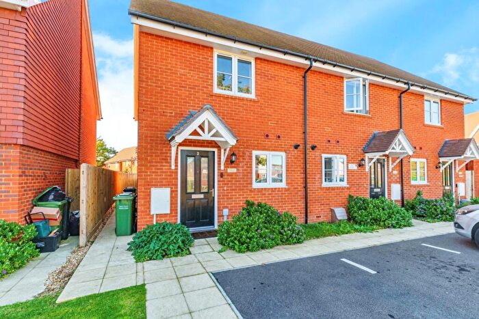 2 Bedroom End Of Terrace House For Sale In Tyrell Way, Horley, Surrey, RH6