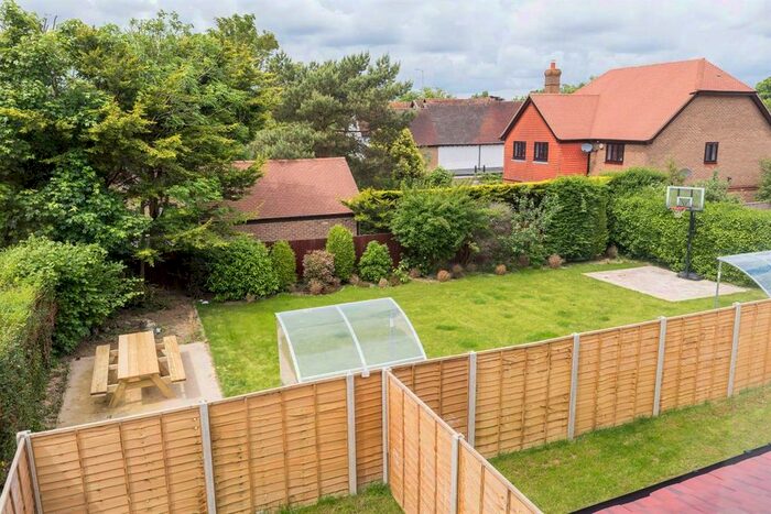 2 Bedroom Flat To Rent In Russell Hill, Purley, CR8