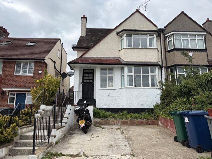 2 Bedroom Maisonette To Rent In The Vale, London, NW11