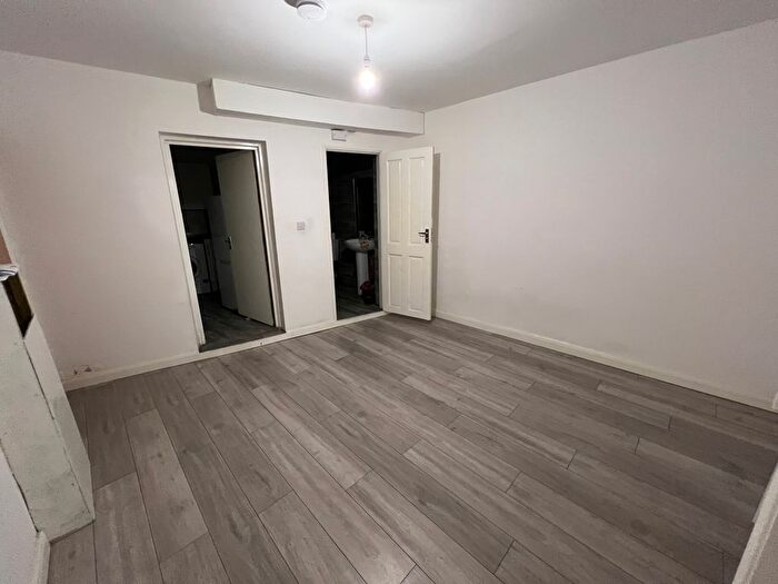 2 Bedroom Flat To Rent In Uxbridge Road, Hayes, UB4