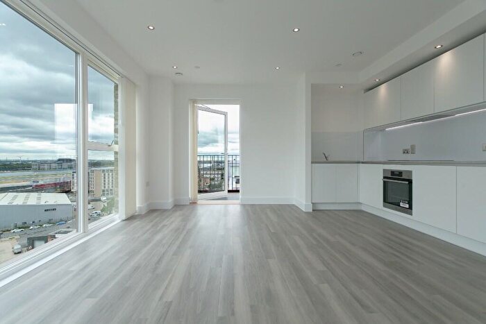 3 Bedroom Flat To Rent In Thames Road, London, E16