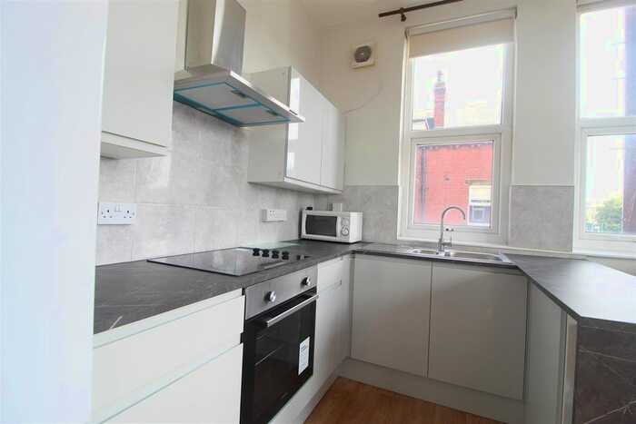3 Bedroom Flat To Rent In Glebe Avenue, Burley, LS5