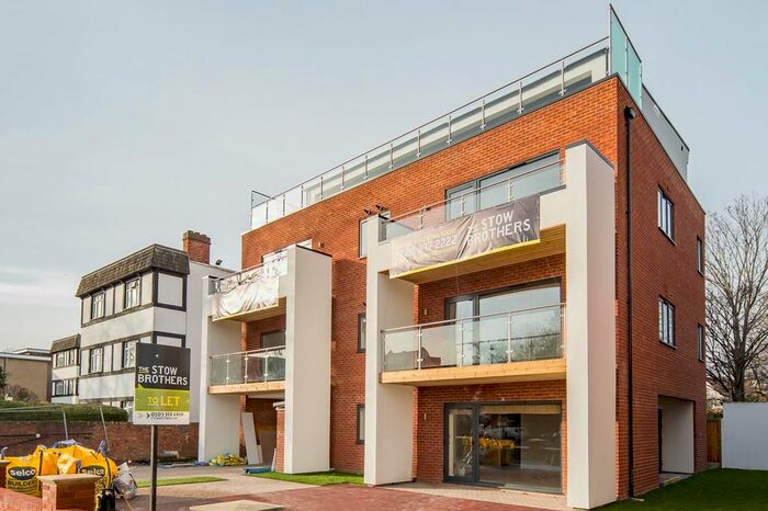 2 Bedroom Flat To Rent In New Wanstead, London, E11