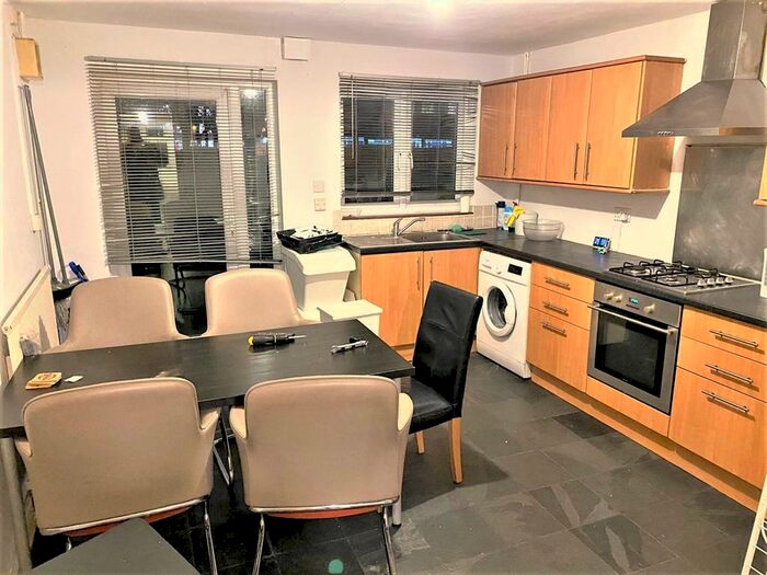 3 Bedroom Town House To Rent In Stoughton Close, London, London, SE11