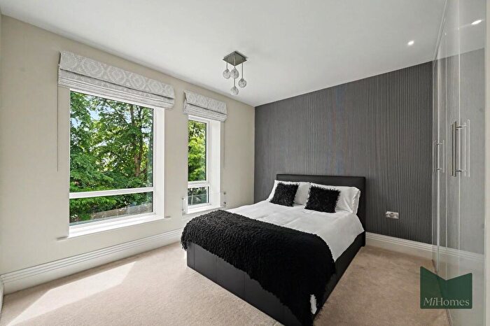 4 Bedroom Terraced House For Sale In Wellston Crescent, London, N14