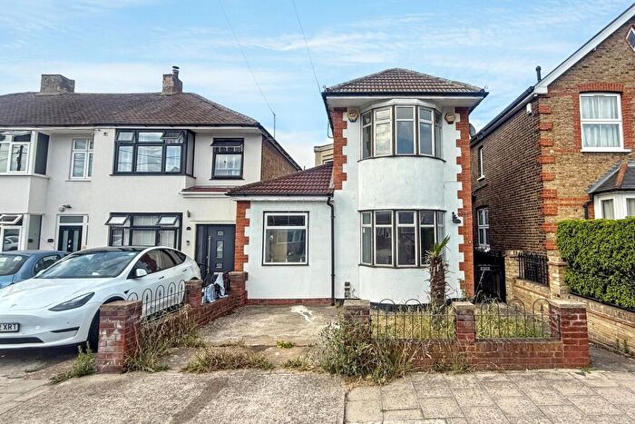 3 Bedroom Detached House For Sale In Edmund Road, Rainham, Essex, RM13