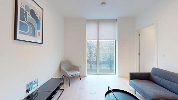 1 Bedroom Flat To Rent In Great West Road, Brentford, TW8