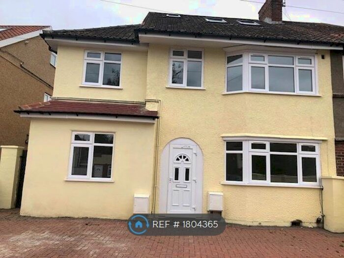 3 Bedroom Flat To Rent In New Malden/Kingston, New Malden/Kingston, KT3