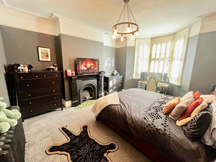 2 Bedroom Flat For Sale In Fern Dene Road, Bensham, Gateshead, NE8