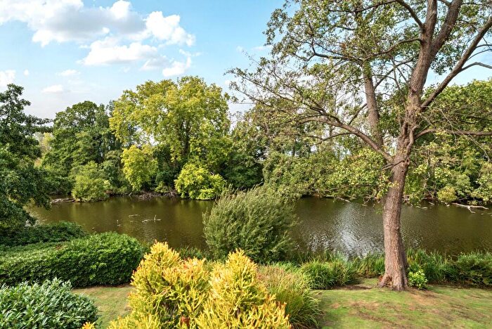 3 Bedroom House For Sale In Berkeley Court, Weybridge, KT13