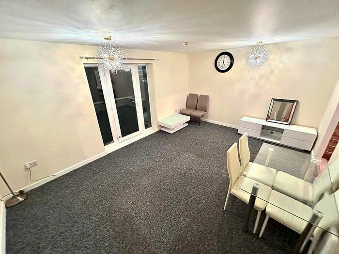 2 Bedroom Flat To Rent In Chamberlain Close, Ilford, IG1