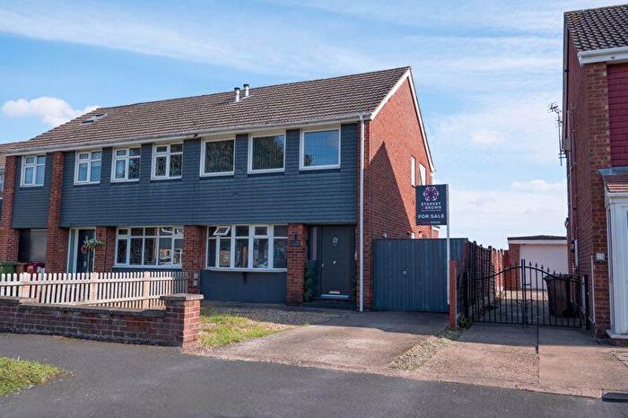 3 Bedroom Semi-Detached House For Sale In Caistor Avenue, Bottesford, DN16