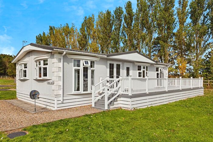 2 Bedroom Mobile/park Home For Sale In Cleveland Hills View, Hutton Rudby, Yarm, TS15