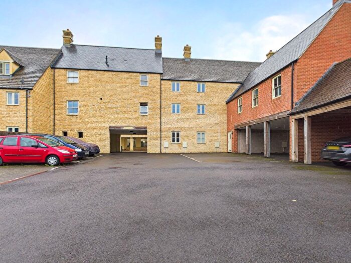 2 Bedroom Flat For Sale In Fry Close, Cirencester, GL7