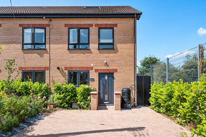 4 Bedroom Semi-Detached House To Rent In The Leys, Alcester, B50