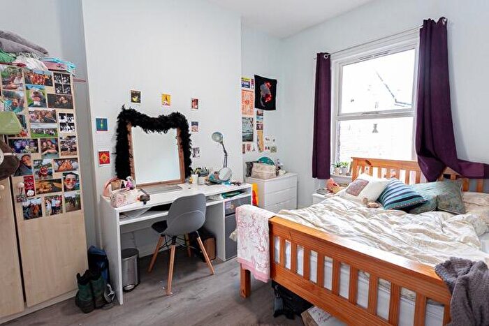 6 Bedroom Apartment To Rent In Wilmslow Road, Withington, M20