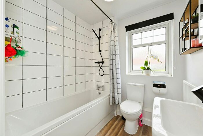 2 Bedroom Flat For Sale In Fieldfare Way, Harlow, CM17