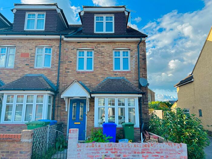 2 Bedroom End Of Terrace House To Rent In Holly Road, Aldershot, GU12