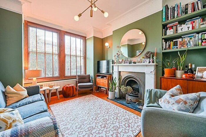 1 Bedroom Flat For Sale In Acton Lane, Chiswick, London, W4
