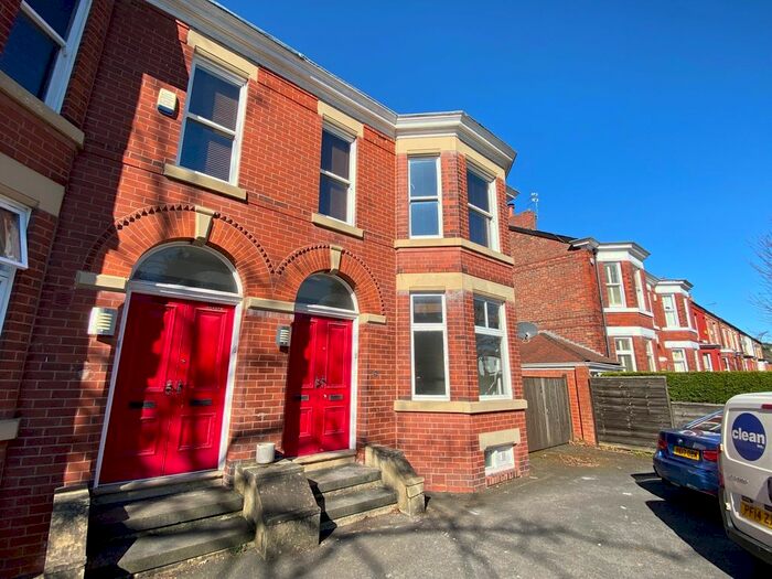 2 Bedroom Flat To Rent In Bramhall Lane, Davenport, Stockport, SK3