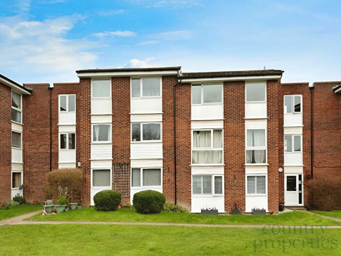 2 Bedroom Apartment For Sale In Tennyson Close, Royston, SG8