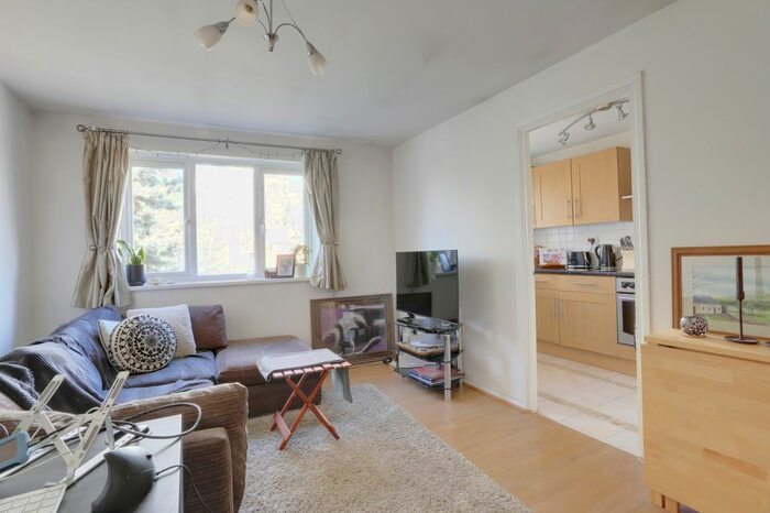 1 Bedroom Flat To Rent In Leigh Hunt Drive, London, N14