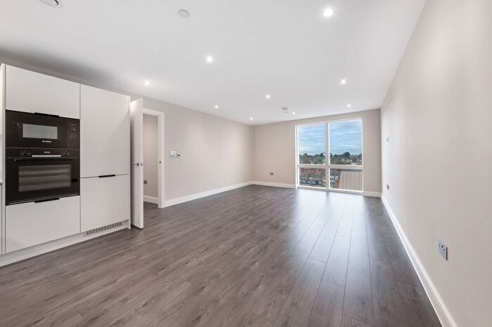 2 Bedroom Flat For Sale In Junction Court, Watford, WD17