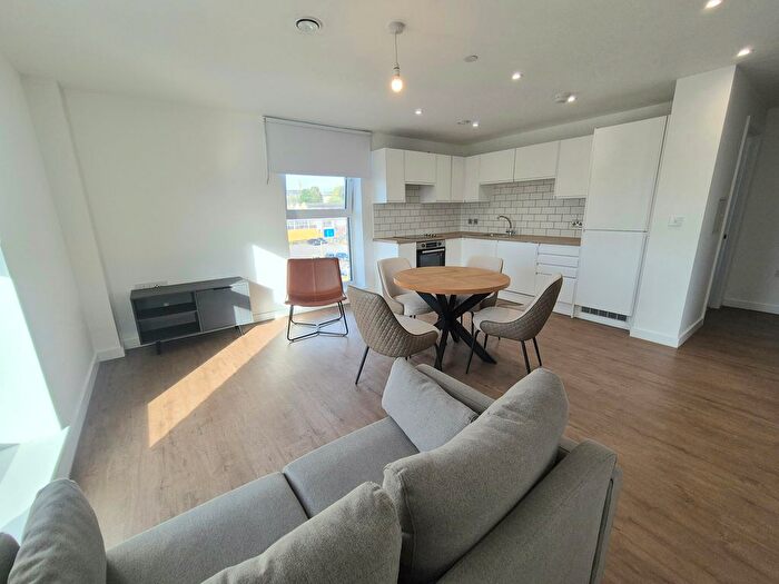 2 Bedroom Flat To Rent In Cow Green, Halifax, HX1