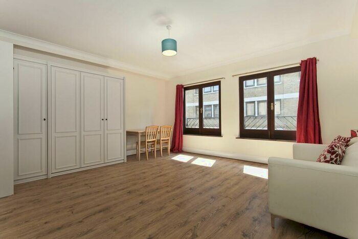 Flat To Rent In Wapping High Street, London, E1W