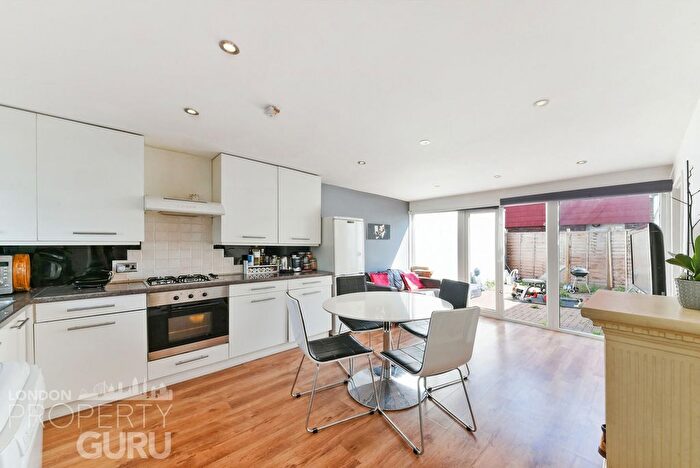 4 Bedroom Flat To Rent In Savill Gardens, London, SW20