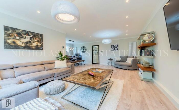 2 Bedroom Flat To Rent In Vera Court, Watford, WD19