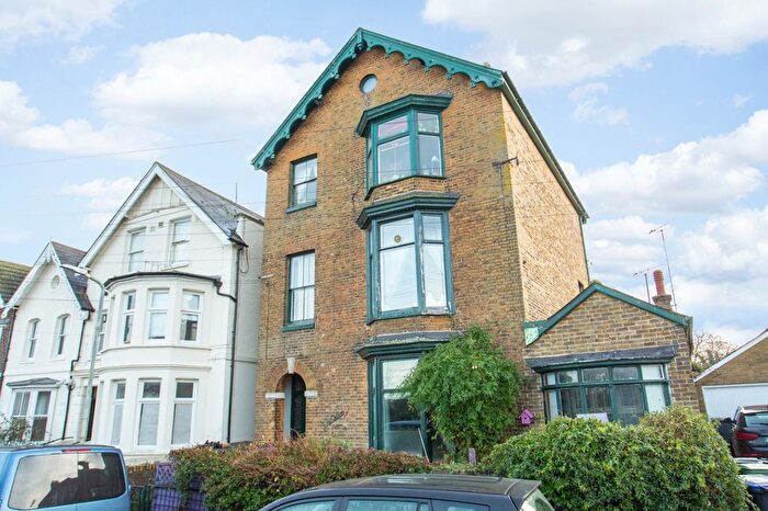 2 Bedroom Flat To Rent In West Cliff, Whitstable, Kent, CT5