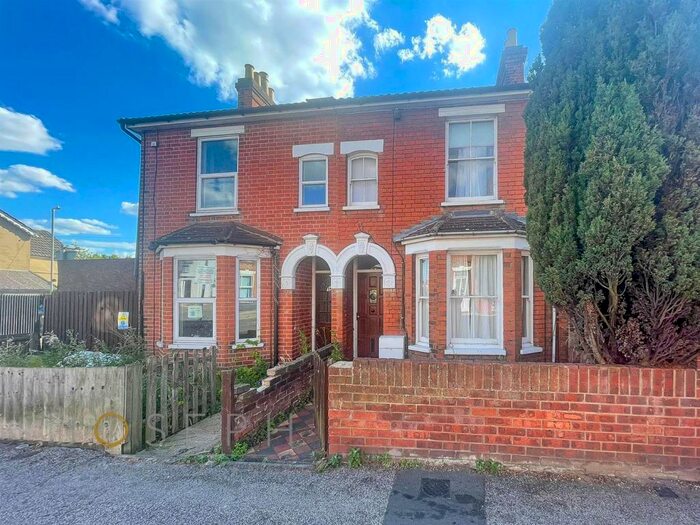 2 Bedroom House To Rent In Bramford Lane, Ipswich, IP1