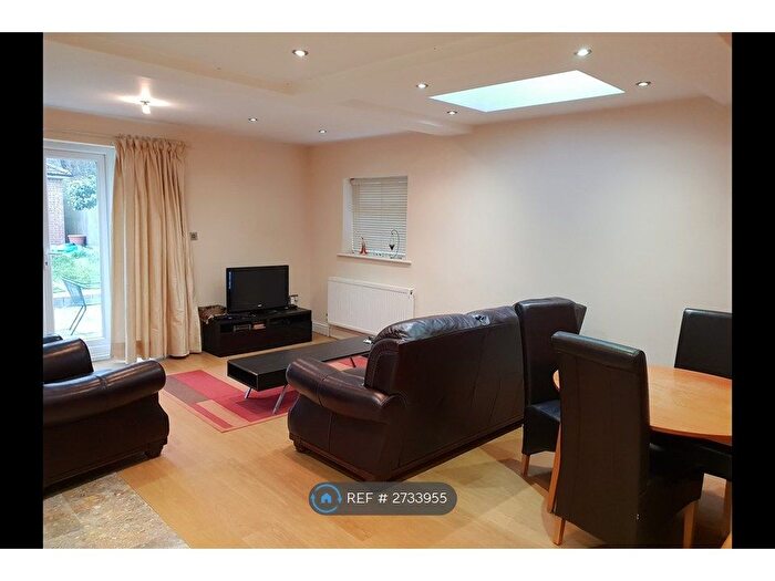 2 Bedroom Flat To Rent In Criclewood Lane, London, NW2