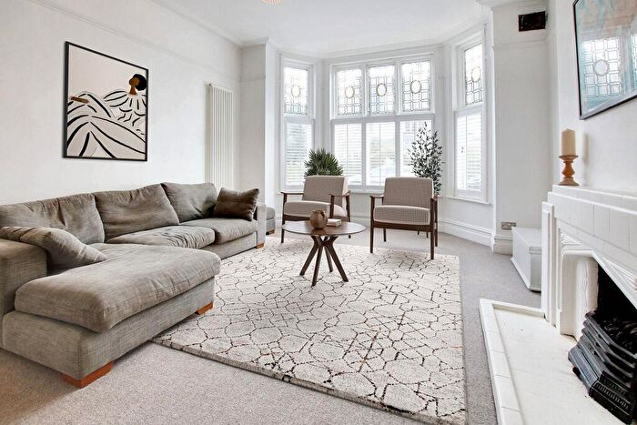 6 Bedroom Semi-Detached House For Sale In Woodland Avenue, Leicester, LE2