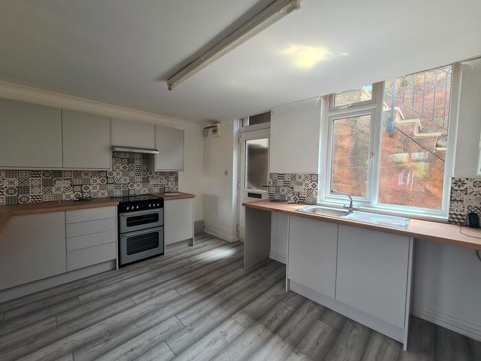 2 Bedroom Flat To Rent In Princes Road East, Torquay, TQ1