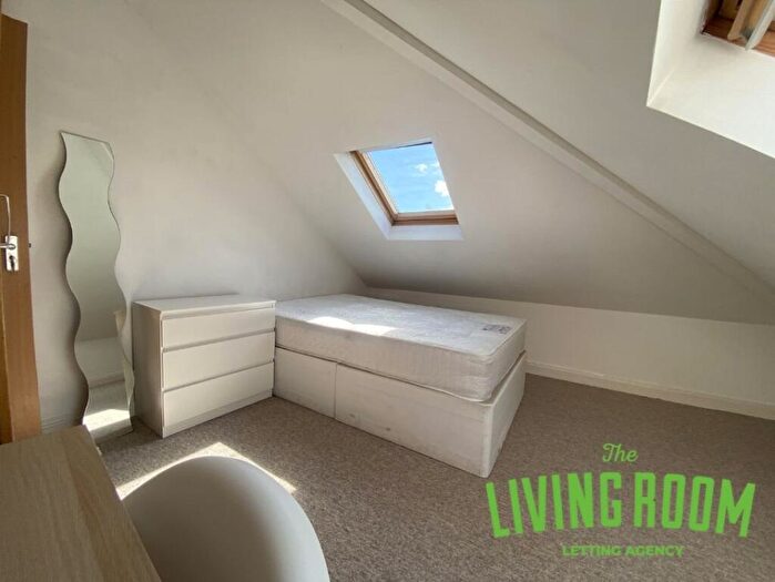 3 Bedroom Flat To Rent In Mundy Place, Cathays, Cardiff, CF24