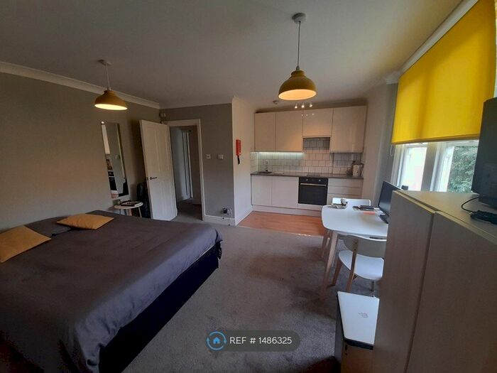 Studio To Rent In Hammersmith Grove, London, W6