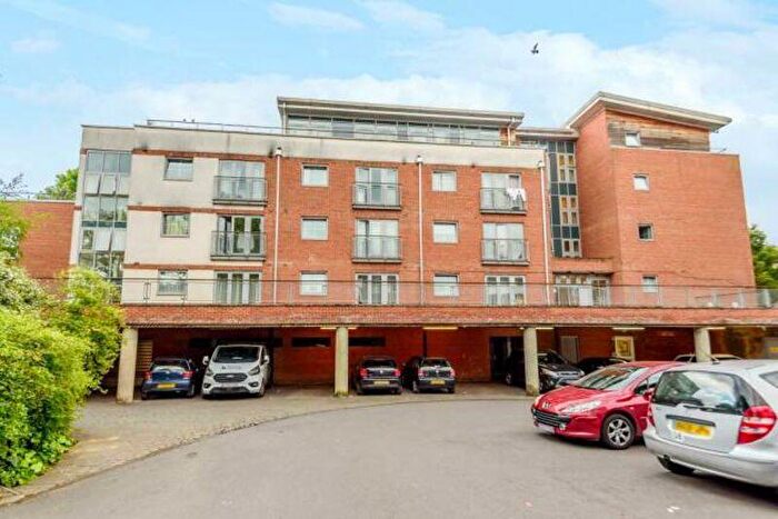 2 Bedroom Flat For Sale In Windmill Road, Slough, SL1