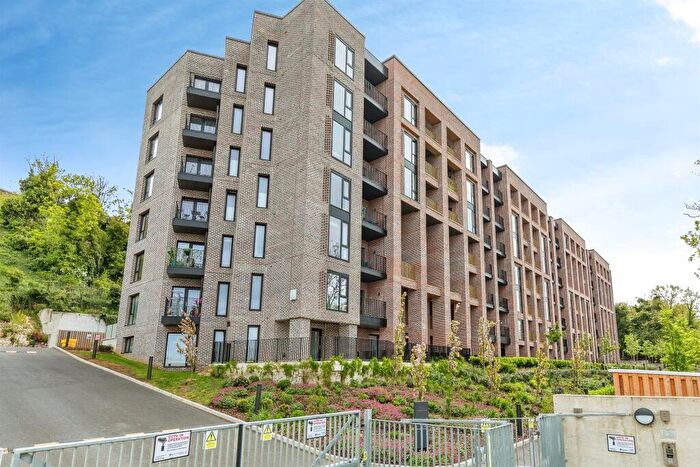 2 Bedroom Flat For Sale In Whiffens Avenue, Chatham, ME4