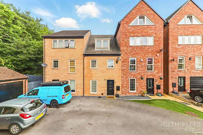 4 Bedroom Semi-Detached House For Sale In Madison Walk, Ackworth, WF7