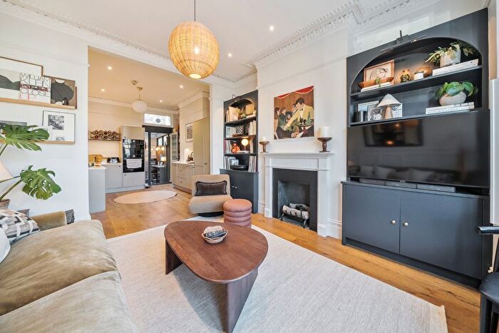 1 Bedroom Flat For Sale In Holmewood Gardens, Brixton Hill, London, SW2