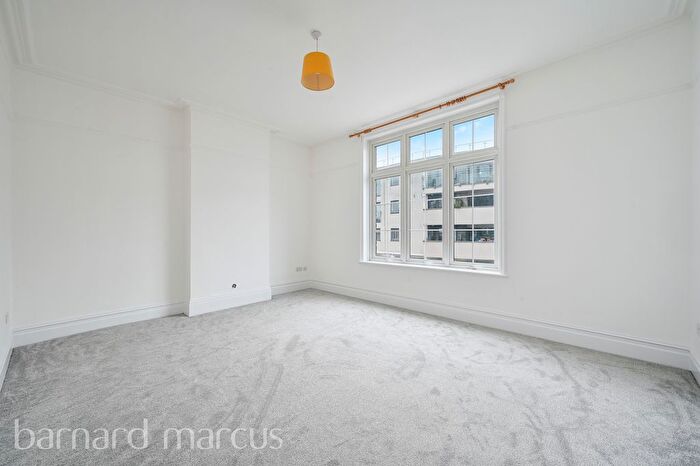 3 Bedroom Flat To Rent In Amen Corner, London, SW17