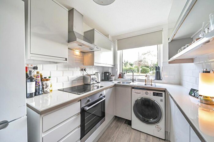 1 Bedroom Flat For Sale In Rossiter Lodge, Rosetrees, Guildford, Surrey, GU1