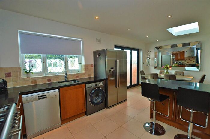 3 Bedroom Bungalow For Sale In The Ridge, Whitton, Twickenham, TW2