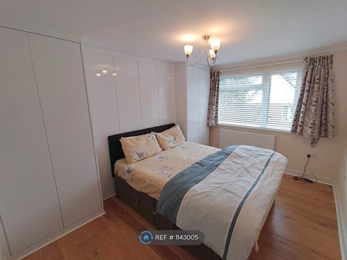 3 Bedroom Semi-Detached House To Rent In Sandpiper Road, South Croydon, CR2