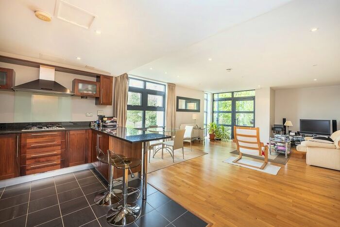 3 Bedroom Flat To Rent In Whitelands Crescent, London, SW18