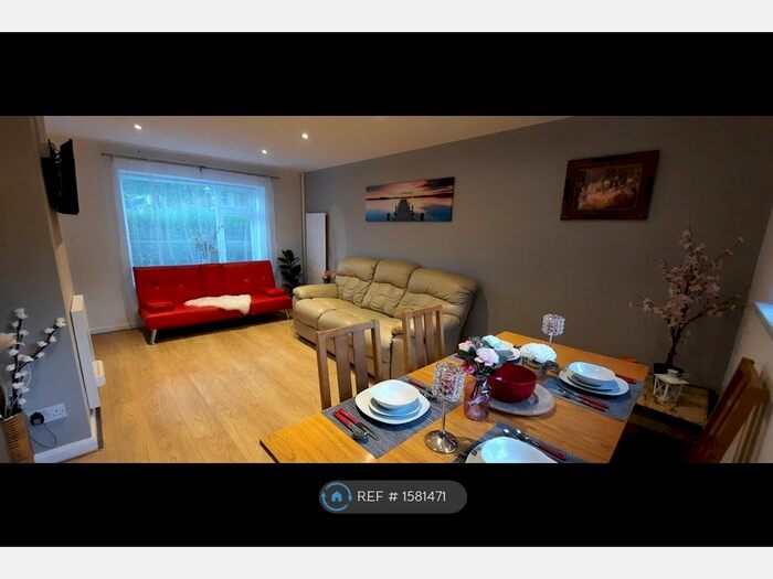 3 Bedroom Semi-Detached House To Rent In Oakfield, Stevenage, SG2