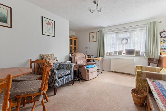 2 Bedroom Flat For Sale In Alderfield, Petersfield, GU32