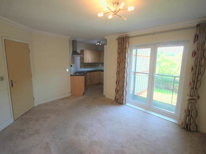2 Bedroom Flat To Rent In Central Court, Chigwell, Essex, IG7